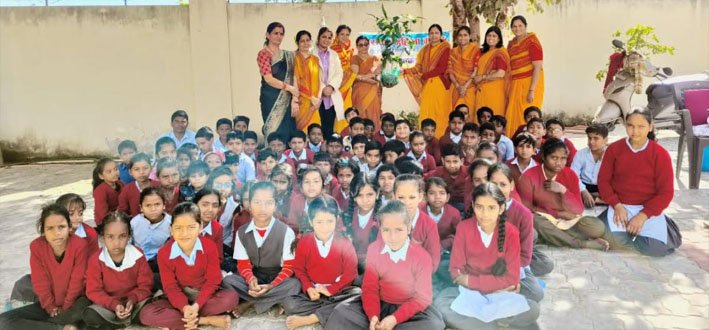 तेरापंथ महिला मंडल द्वारा बच्चों को बांटे गए तिल के व्यंजन