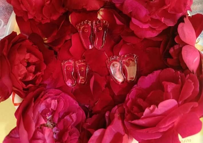 क्रिस्टल ग्लास आर्टिस्ट वकार ने बनाए श्री राम लक्ष्मण जानकी के चरण कमल