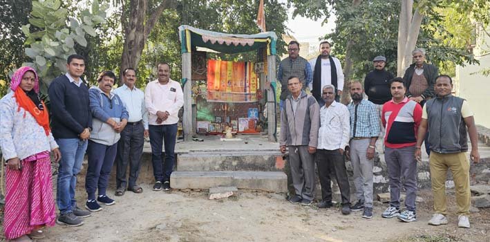 मंदिर की कोई सुध लेने वाला नही, क्षेत्र वासियों ने उठाया बीड़ा 