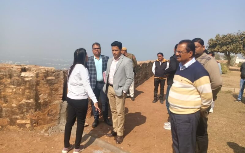 चित्तौड़गढ़ : जिला कलक्टर ने दुर्ग सहित शहर के विभिन्न विकास कार्यों का किया निरीक्षण 