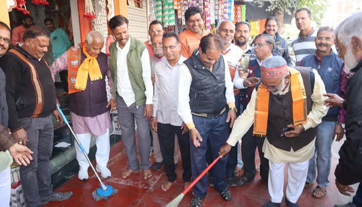 मंदिरों में सफाई अभियान चला स्वच्छता का दिया संदेश