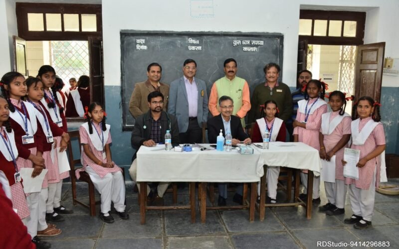 विद्यालयी छात्राओं के लिये चिकित्सा शिविर आयोजित