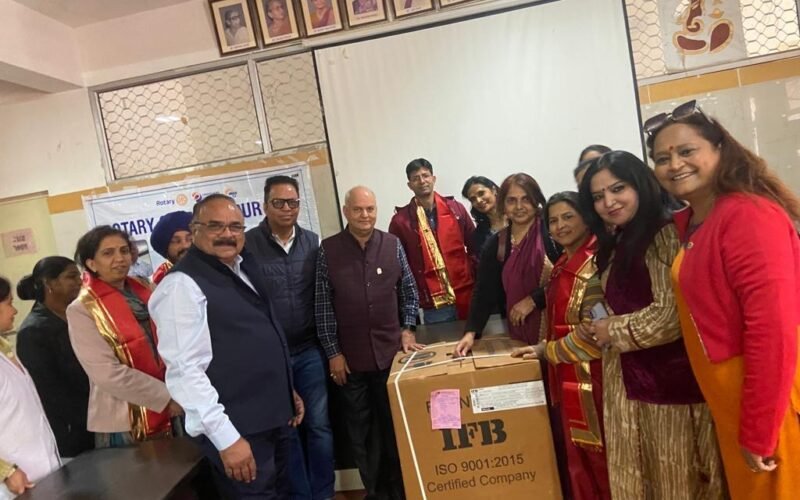 रोटरी क्लब उदय ने मातृ एवं शिशु विभाग में कपड़े सुखानें की मशीन भेंट की