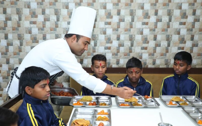 निर्धन बच्चों संग नववर्ष मनाया