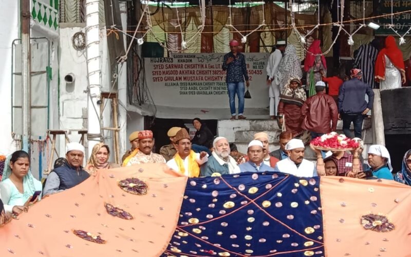 राष्ट्रीय स्वयं सेवक सघ की ओर से ख्वाजा की दरगाह पर चादर पेश