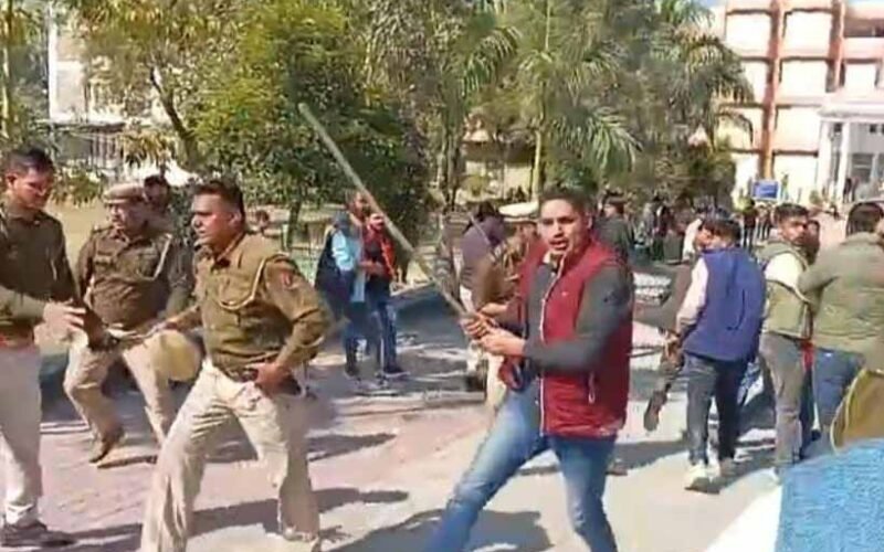 उदयपुर में छात्रों पर पुलिस ने बरसाए डंडे