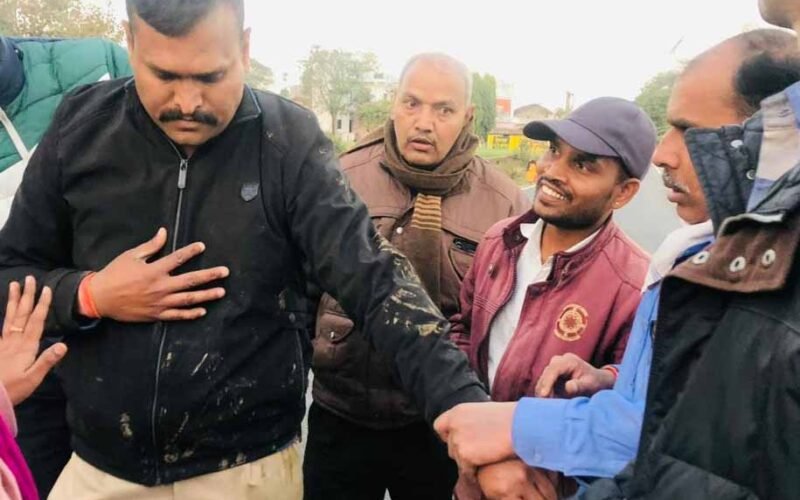 रिश्वत लेते गिरफ्तार हैड कांस्टेबल