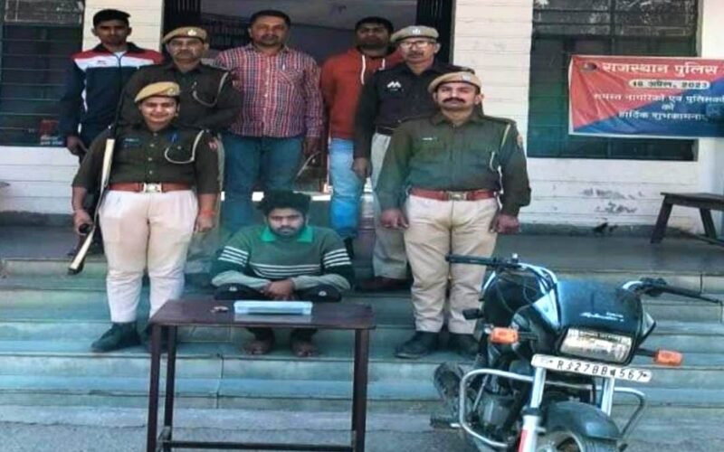 राहगीर से मोबाइल छीनकर भागा आरोपी बाइक सहित गिरफ्तार