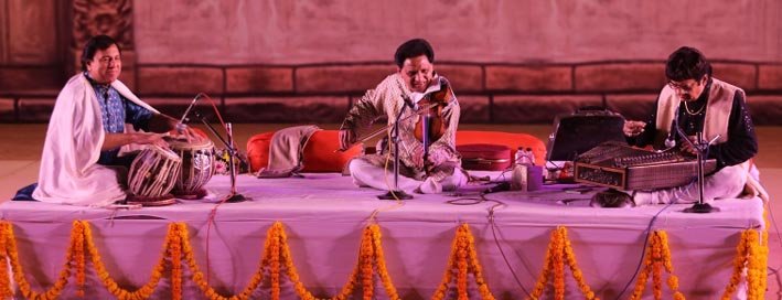 वायलिन और संतूर की संगत और सौरभ की गायकी ने शाम बनाई सुरमई