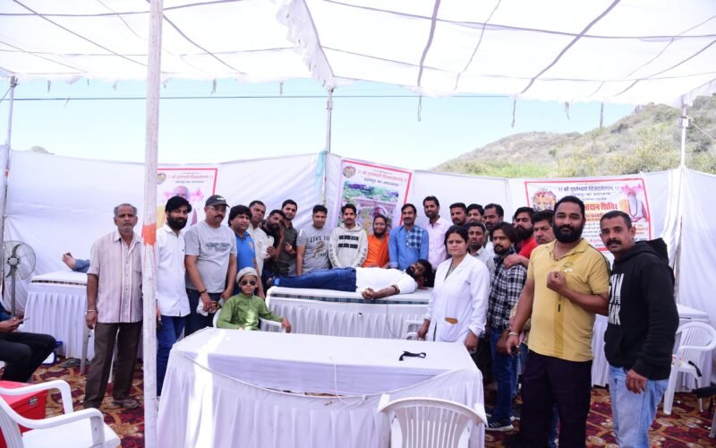 बृज बिहारी वन जी महाराज की पुण्यतिथि पर 71 यूनिट रक्तदान हुआ, रात्रि में भक्तों ने किया सत्संग