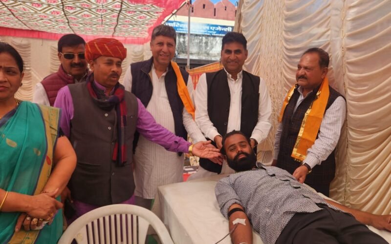 लालसिंह झाला मित्र मंडल द्वारा 14 वां विशाल रक्तदान शिविर 101 युनिट किया रक्तदान