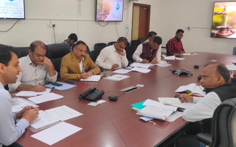 100 दिवसीय कार्य योजना के कार्यों को समय पर पूर्ण कराएं : जिला कलक्टर