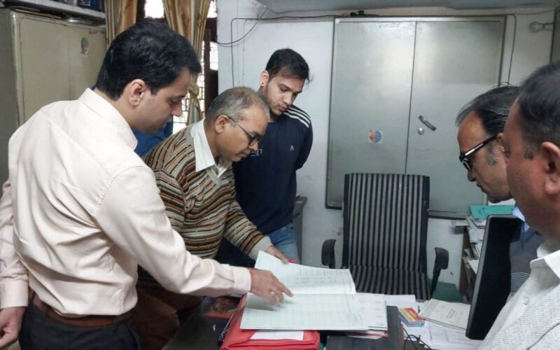 जिला कलक्टर ने किया गिर्वा पंचायत समिति का औचक निरीक्षण