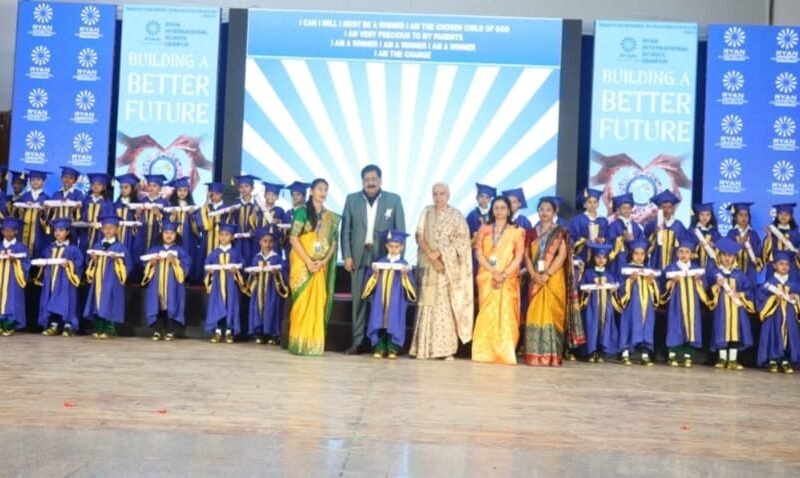 भविष्य उनका साथ देता है ,जो पुरुषार्थ और अपने सपनों की सुन्दरता में विश्वास करते हैं