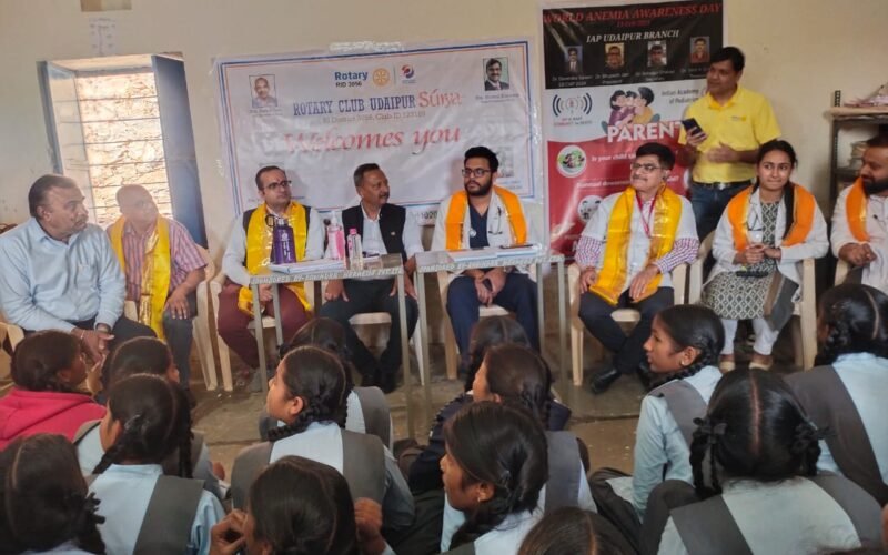 रोटरी के स्थापना दिवस पर बालिकाओं के लिये निःशुल्क चेकअप शिविर आयोजित