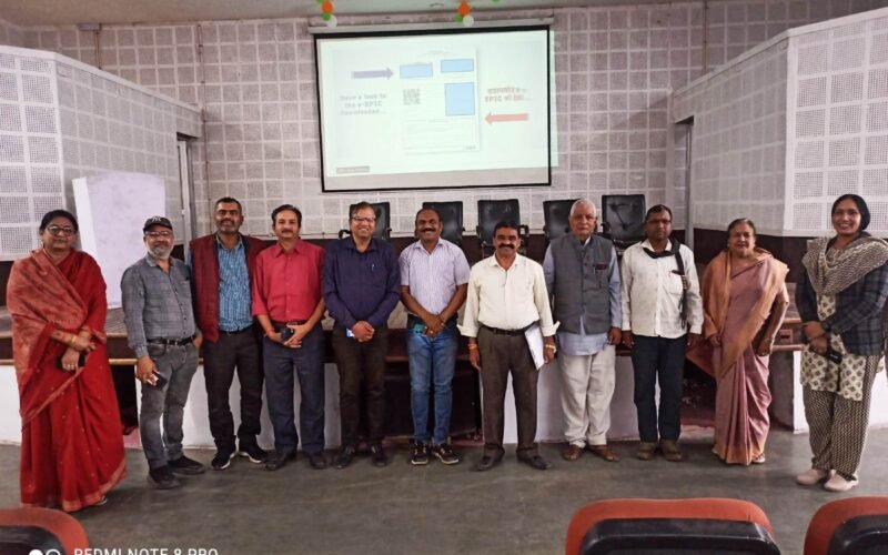 वोटर हेल्पलाइन एप के माध्यम से दिया प्रशिक्षण