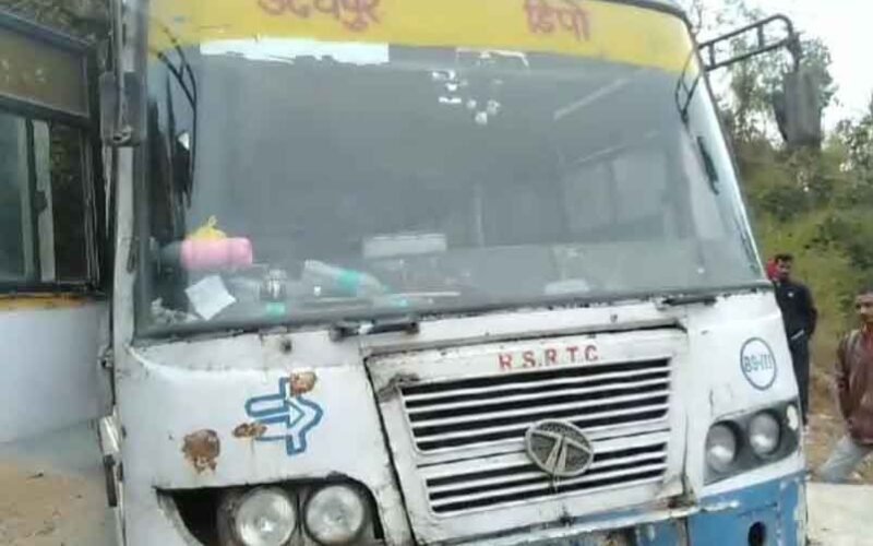 अंबाजी जा रही रोडवेज बस के ब्रेक हुए फेल, ड्राइवर की सूझबूझ से बची यात्रियों की जान