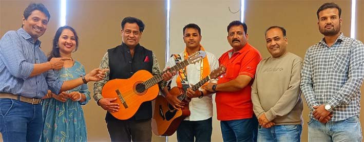 सुरों की मण्डली की नि:शुल्क गिटार वर्कशॉप संपन्न :मुकेश माधवानी