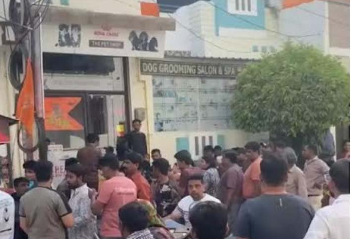 पॉश कॉलोनी में आदिवासी क्षेत्र के बच्चों और महिलाओं को पढ़ाई जा रही बाइबल