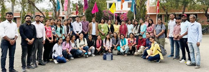 शांति के लिए जल के स्थान पर जल की शांति पर कार्य करें युवा