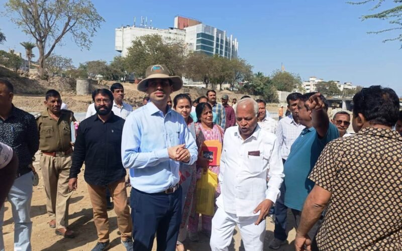 शहर विधायक एवं जिला कलक्टर ने किया आयड़ नदी क्षेत्र का दौरा