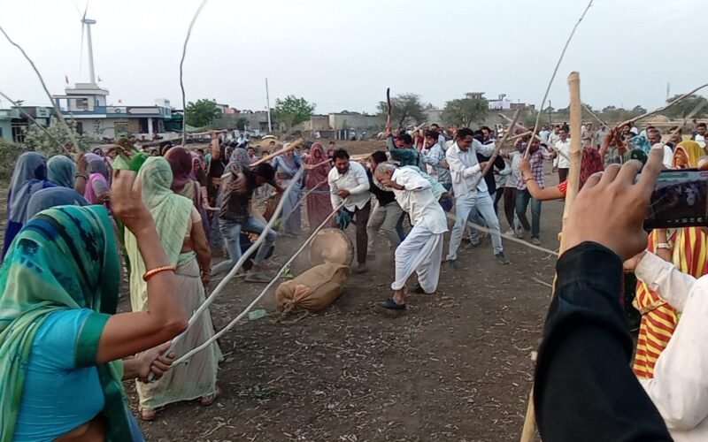 मानपुरा में लठ्मार होली पारम्परिक गीतों व लोक संस्कृती के साथ 