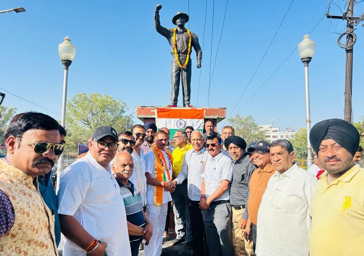 शहीद दिवस पर ठोकर चौराहा स्थित शहीद भगत सिंह स्मारक पर महान क्रांतिकारियो की पुष्पांजलि अर्पित