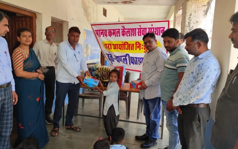 आर्थिक रूप से कमजोर 100 छात्र-छात्राओं को बांटे जूते और चप्पल