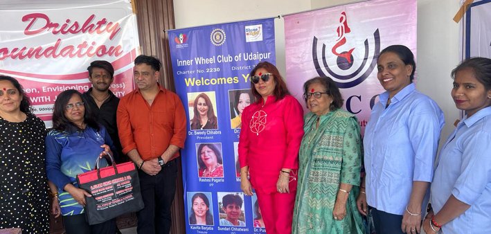 आदिवासी बच्चों के साथ बिखेरे होली के रंग