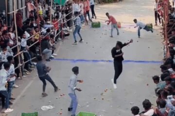 डूंगरपुर में खेली गई टमाटरों से होली