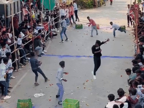 डूंगरपुर में खेली गई टमाटरों से होली