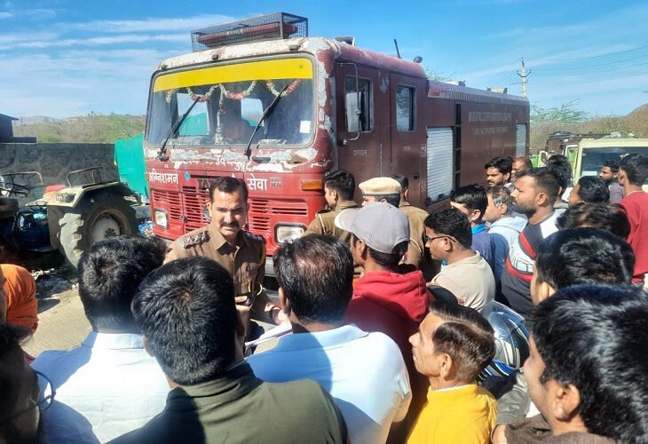 कचरे के धुएं से परेशान लोगों ने डंपिंग यार्ड का दरवाजे किए बंद