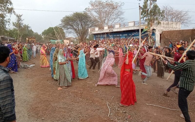 दुधली टांडा गांव में रंग तेरस पर्व पर आयोजित हुई मशहूर लठ्मार होली डीजे की धूम पर
