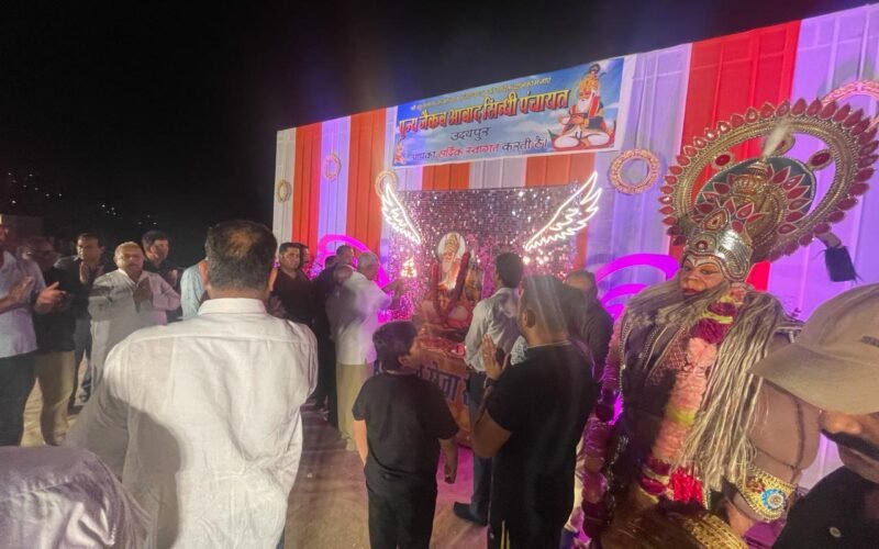 सिन्धी समाज द्वारा फतहसागर पाल पर भगवान झूलेलाल की आरती