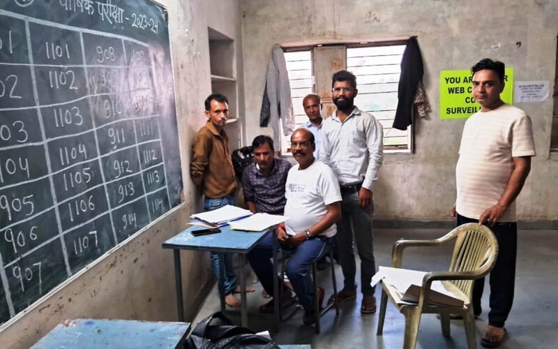 लोकसभा आम चुनाव 2024, मतदान दल पहुंचे बूथों पर, संभाली व्यवस्थाएं, अलसुबह प्रत्याशियों के अभिकर्ताओ की उपस्थिति में होगा मॉक पोल, सुबह 7 बजे से शुरू होगा मतदान