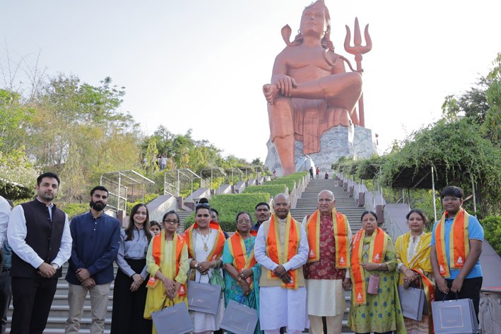 पूर्व राष्ट्रपति कोविन्द ने किए विश्वास स्वरूपम प्रतिमा के दर्शन