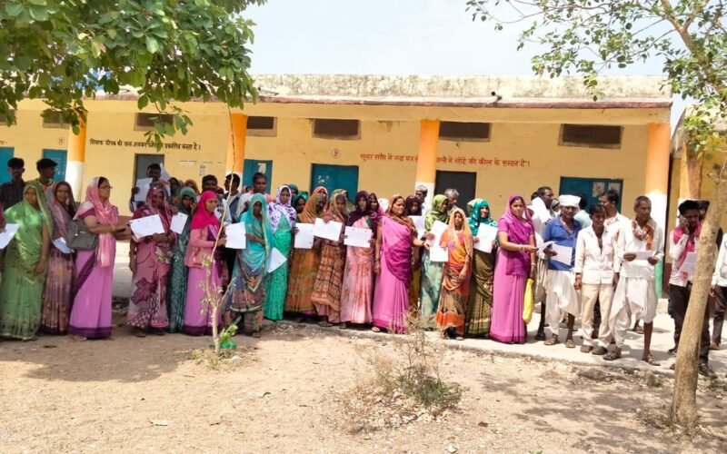 डूंगरपुर जिले में एक दिन में 2 लाख 19 हजार 822 मतदाता पर्चियों और 70589 मार्गदर्शिका का वितरण घर-घर पहुंचा देश का गर्व, चुनाव का पर्व का संदेश