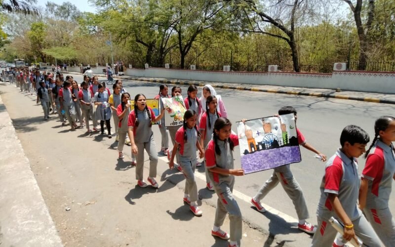 विद्या भवन स्कूल के विद्यार्थियों ने निकाली मतदाता जागरूकता रैली