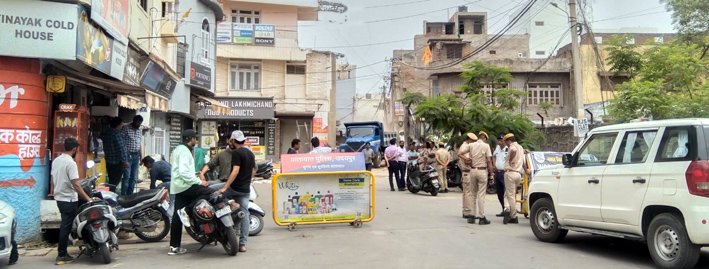 निगम दस्ते ने शक्तिनगर में हटाई बॉटलनेक में आ रही बाधा