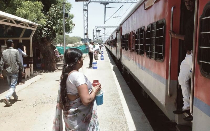 फतहनगर रेलवे स्टेशन पर शीतल जल वितरण व्यवस्था का किया शुभारंभ