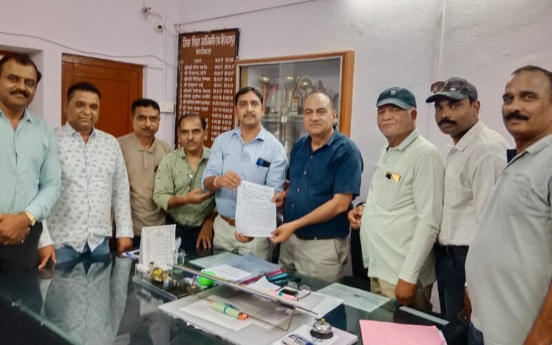 राजस्थान शिक्षक संघ राष्ट्रीय के प्रतिनिधिमंडल ने शिक्षकों की विभिन्न समस्याओं को लेकर संयुक्त निदेशक और जिला शिक्षा अधिकारी से वार्ता कर दिया ज्ञापन 