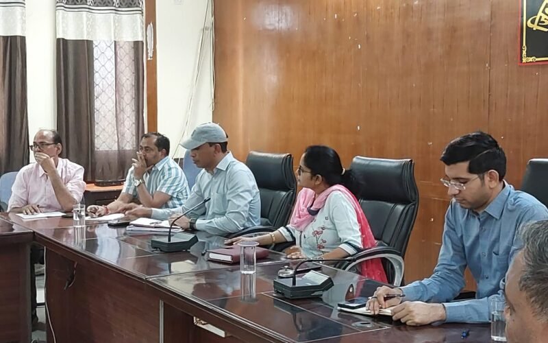 जिला कलक्टर ने ली अधिकारियों की बैठक, दिए आवश्यक दिशा-निर्देश