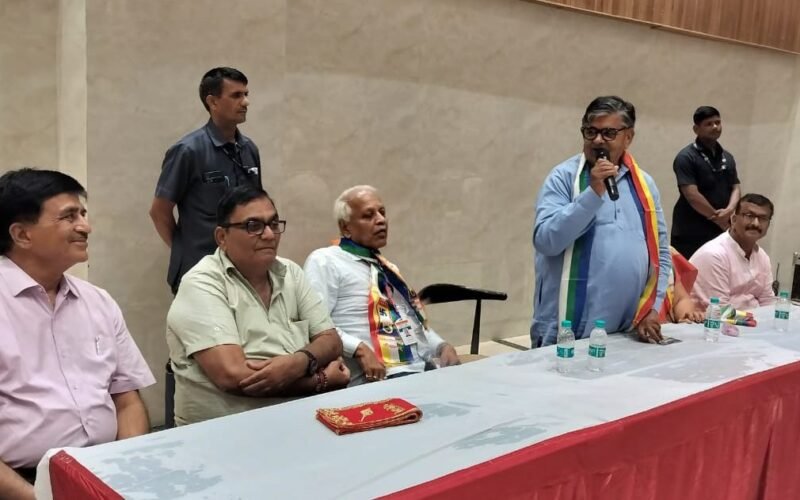 सम्मेदशिखर से लाइव : उदयपुर के यात्रियों ने 27 किलोमीटर की पहाड़ी यात्रा कर शिखर जी पहुंचे, पहाड़ों पर लगे भगवान के जयकारे