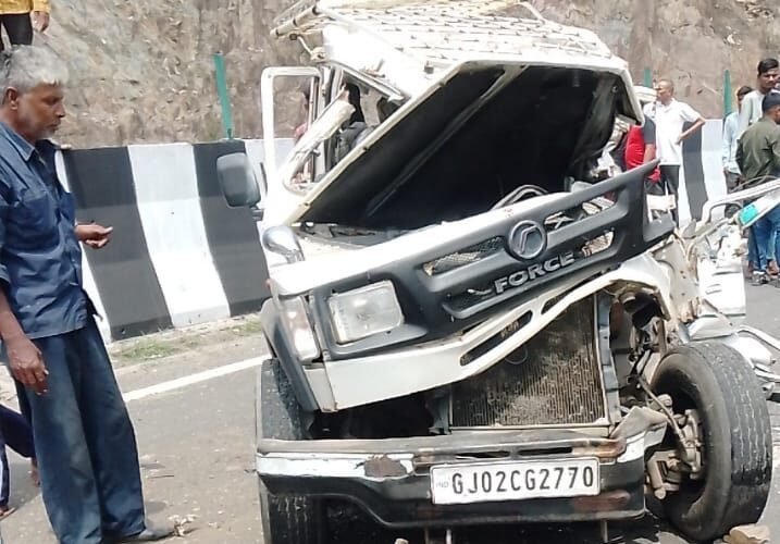 डूंगरपुर : हाईवे पर कंटेनर व क्रूज़र की भिंडत, क्रूज़र सवार 6 यात्री घायल 