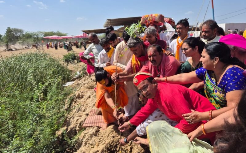 श्रीमद् भागवत कथाः गौ माता मनुष्य जीवन के दोषों को दूर करती हैः अनुजदास महाराज