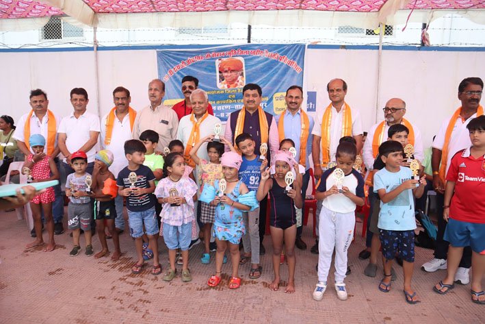 दो दिवसीय जिला स्तरीय तैराकी प्रतियोगिता का हुआ समापन