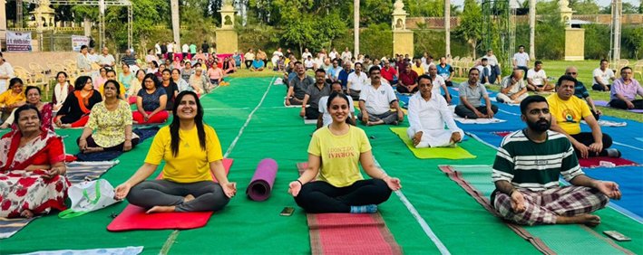 150 ने किया योगाभ्यास150 ने किया योगाभ्यास