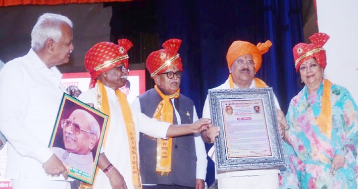 उदयपुर में स्व. सुन्दर सिंह भण्डारी चेरिटेबल ट्रस्ट द्वारा किया सम्मान