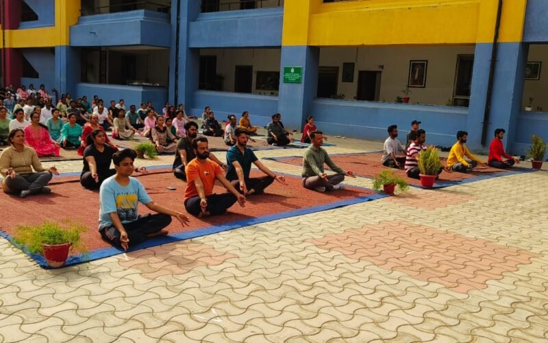 डी पी एस के शिक्षकों ने योग दिवस पर किया योग