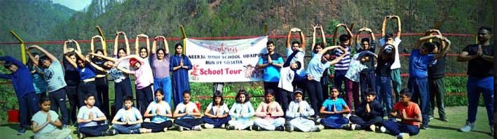हिमालय की वादी पद्मपुरी में नीरजा मोदी स्कूल के छात्रों ने किया योगाभ्यास